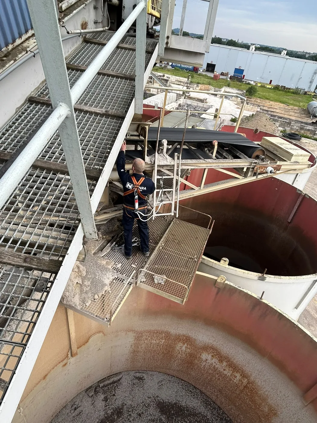 Servicetechniker von Nanra Services bei Wartungsarbeiten in der Höhe an einer Industrieanlage